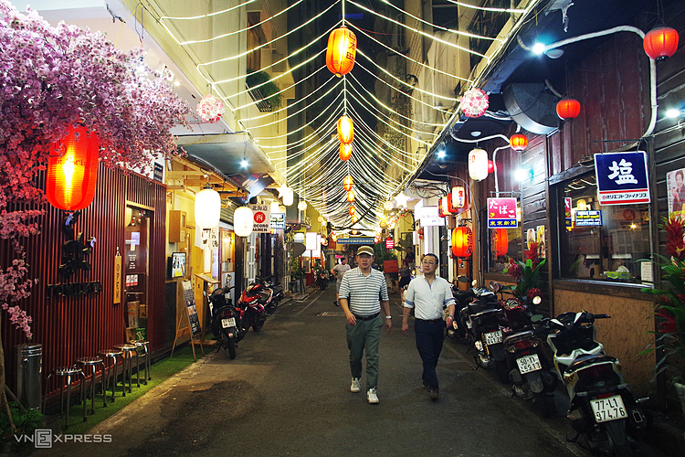 Con hẻm 8A Thái Văn Lung trong khu phố Nhật giăng đèn rực rỡ thu hút sự chú ý của du khách ngay từ ngoài đường lớn. Ảnh: Tâm Linh.